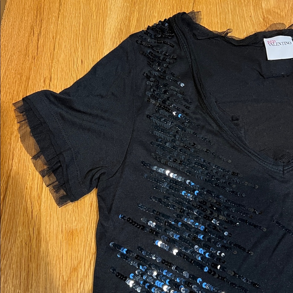 Red Valentino black sequin scoop V neck short sleeve shirt with netted ruffles - Picture 5 of 8
